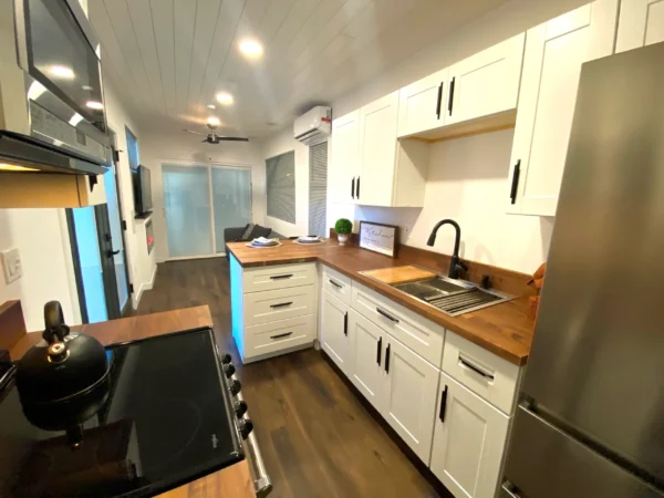 40 Ft Luxury Living Container Home on Wheels - Image 21