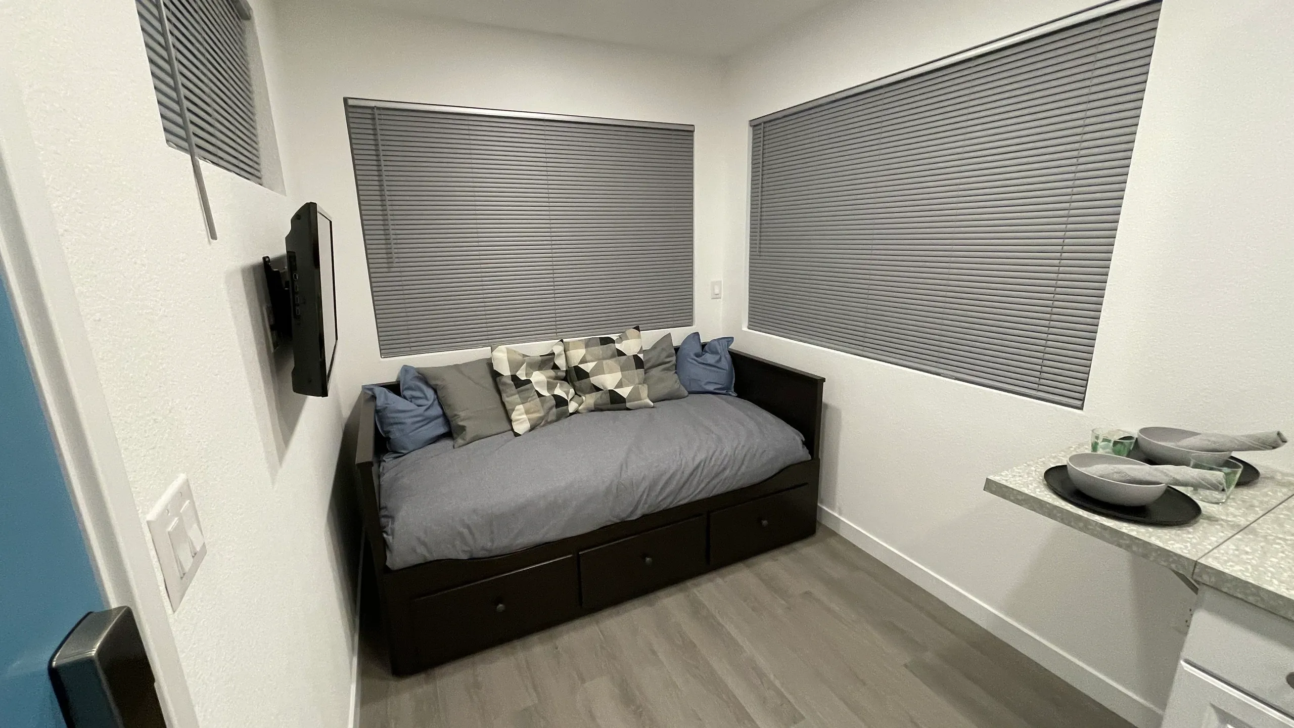 Multi Duplex Bunkhouse 20 Ft Container Home on Wheels - Image 14