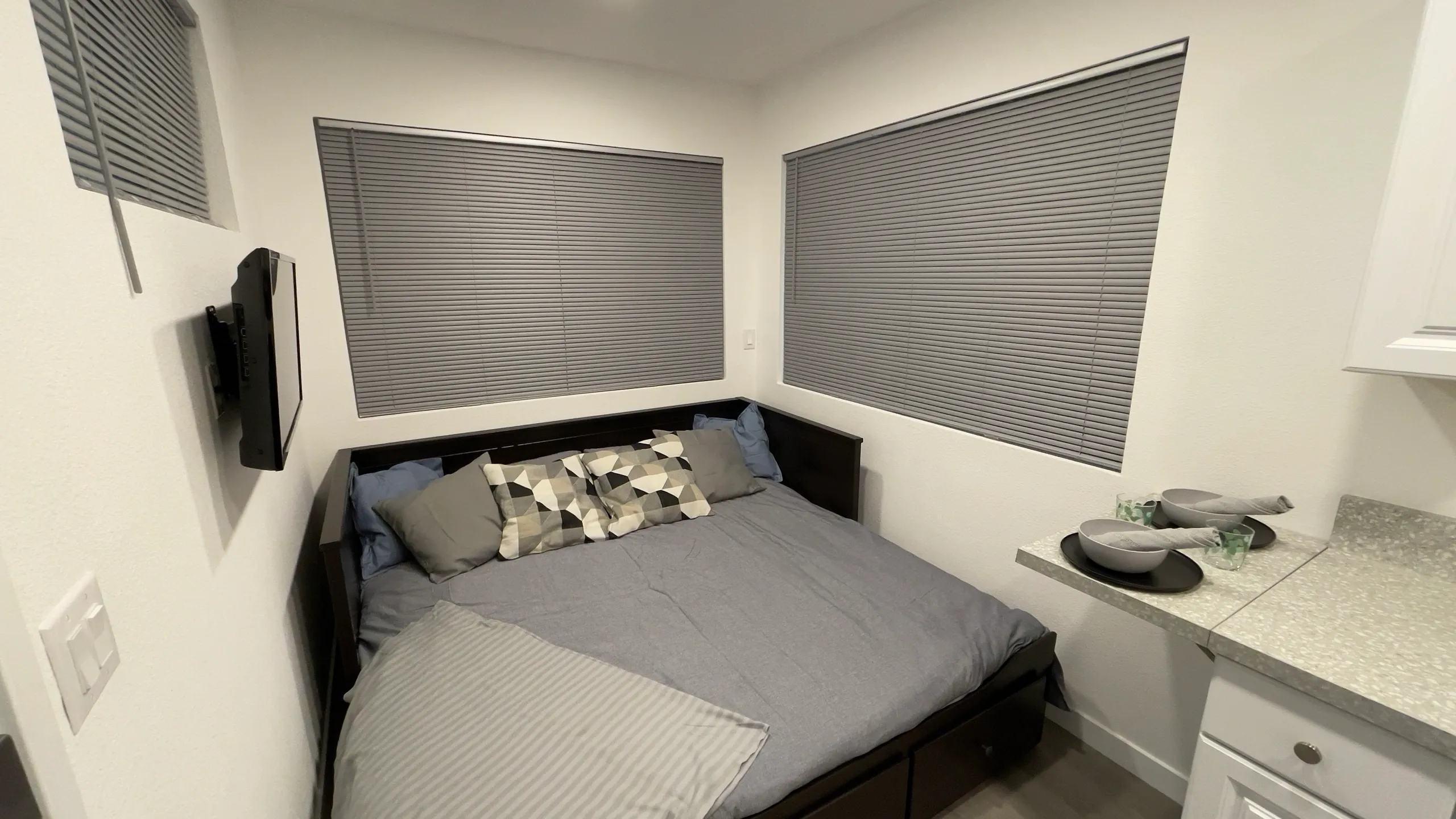 Multi Duplex Bunkhouse 20 Ft Container Home on Wheels - Image 13